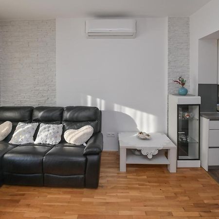 Apartment Center Ana Новалья Экстерьер фото
